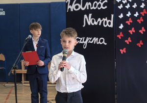 Uczniowie występujący w czasie apelu