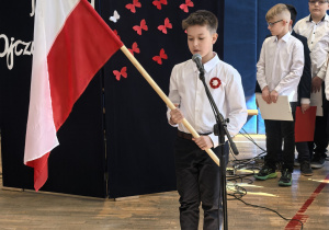 Uczniowie występujący w czasie apelu
