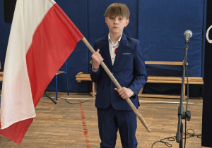 Uczniowie występujący w czasie apelu