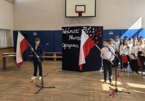 Uczniowie występujący w czasie apelu