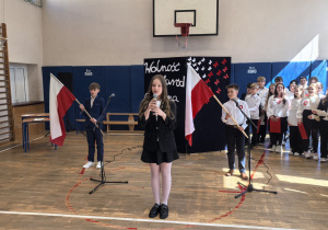 Uczniowie występujący w czasie apelu