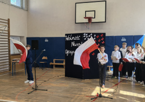 Uczniowie występujący w czasie apelu