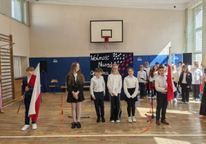 Uczniowie występujący w czasie apelu