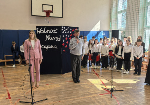 Uczniowie występujący w czasie apelu