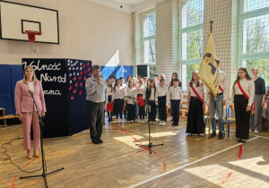 Uczniowie i nauczyciele w czasie apelu