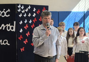 Uczniowie i nauczyciele w czasie apelu