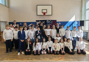 Zdjęcie grupowe uczniów i nauczycieli oraganizujących apel