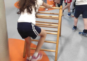 Uczniowie na sali gimnastycznej