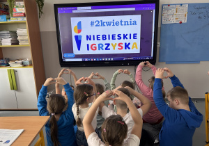 Uczniowie w niebieskich strojach