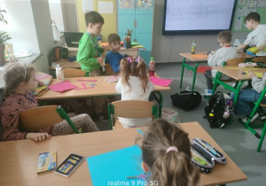 Uczniowie w czasie prac plastycznych