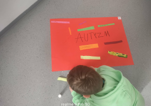Uczniowie w czasie prac plastycznych