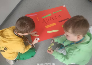 Uczniowie w czasie prac plastycznych