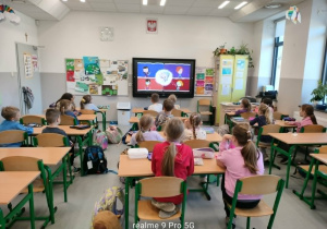 Uczniowie oglądający film w sali