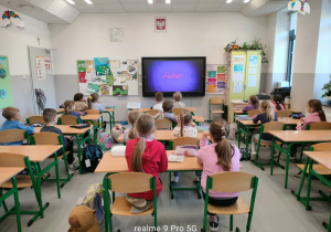 Uczniowie oglądający film w sali