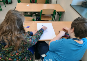 Uczniowie w czasie prac plastycznych