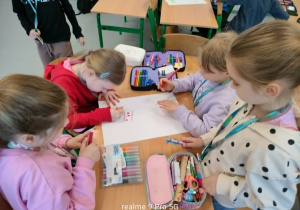 Uczniowie w czasie prac plastycznych
