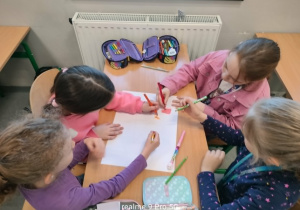 Uczniowie w czasie prac plastycznych