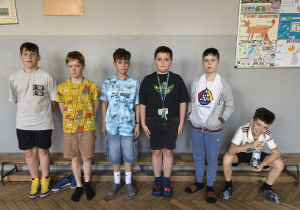Grupa uczniów w klapach ze skarpetkami.