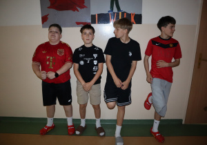 Grupa uczniów w klapach ze skarpetkami.