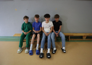 Grupa uczniów w klapach ze skarpetkami.