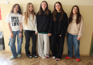 Grupa uczniów w klapach ze skarpetkami.