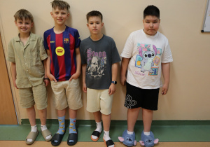 Grupa uczniów w klapach ze skarpetkami.