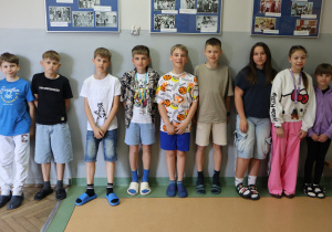 Grupa uczniów w klapach ze skarpetkami.