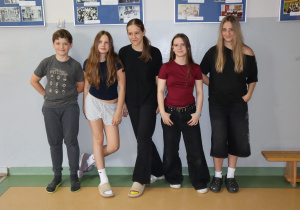Grupa uczniów w klapach ze skarpetkami.