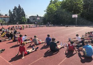 Uczniowie na boisku w czasei zawodów