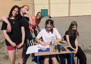 Uczniowie na boisku w czasei zawodów