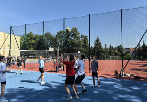 Uczniowie na boisku w czasei zawodów