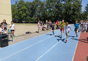 Uczniowie na boisku w czasei zawodów