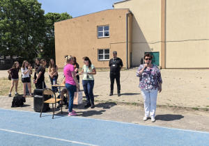 Zdjęcie grupowe uczniów i nauczycieli