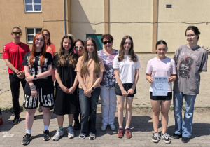 Zdjęcie grupowe uczniów i nauczycieli