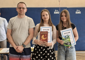 Zdjęcie grupowe uczniów i nauczycieli