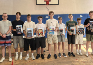Zdjęcie grupowe uczniów i nauczycieli