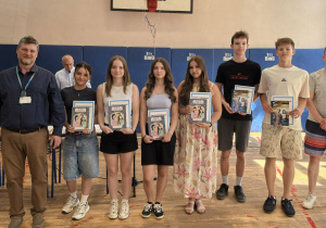 Zdjęcie grupowe uczniów i nauczycieli