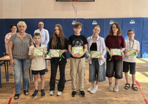 Zdjęcie grupowe uczniów i nauczycieli