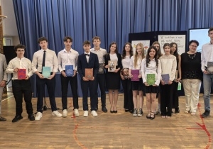 Zdjęcie grupowe uczniów i nauczycieli