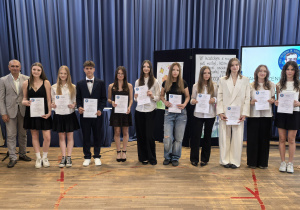 Zdjęcie grupowe uczniów i nauczycieli