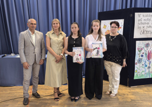 Zdjęcie grupowe uczniów i nauczycieli