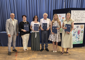 Zdjęcie grupowe uczniów i nauczycieli