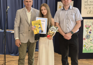 Zdjęcie grupowe uczniów i nauczycieli