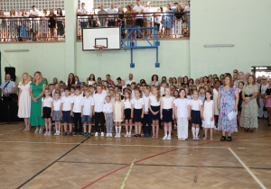 Zdjęcie grupowe uczniów, rodziców i nauczycieli