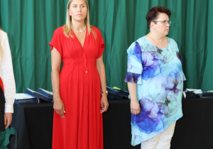 Zdjęcie grupowe uczniów, rodziców i nauczycieli