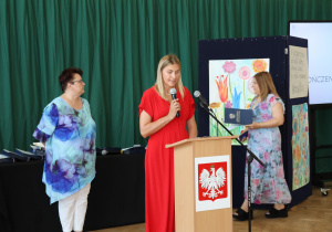 Zdjęcie grupowe uczniów, rodziców i nauczycieli