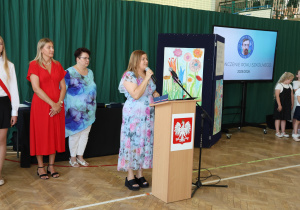 Zdjęcie grupowe uczniów, rodziców i nauczycieli