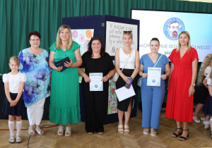 Zdjęcie grupowe uczniów, rodziców i nauczycieli