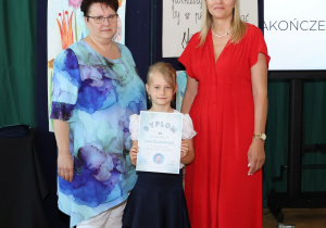 Zdjęcie grupowe uczniów, rodziców i nauczycieli