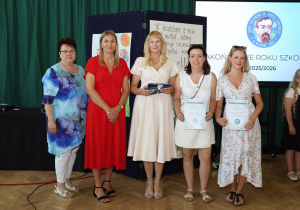 Zdjęcie grupowe uczniów, rodziców i nauczycieli